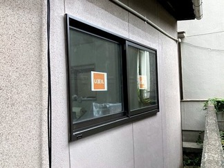 新しく設置した窓廻りの壁を塗装した画像