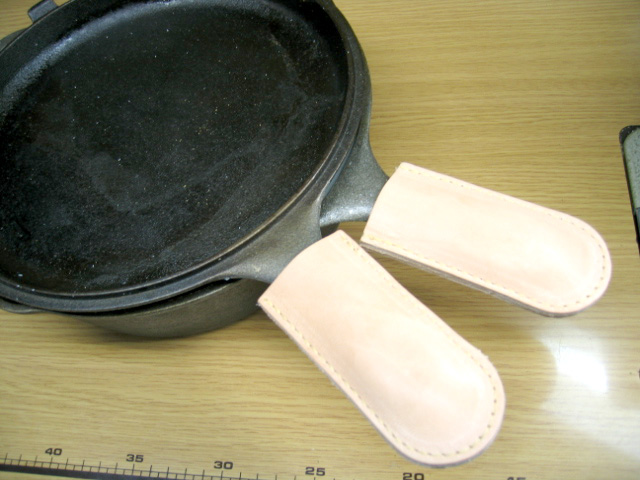 スキレットハンドルカバー Cacazan 出石尚仁 手袋職人ブログ オーダーメイド革手袋 Cacazan スキレットハンドルカバー Cacazan 出石尚仁 手袋職人ブログ オーダーメイド革手袋 Cacazan