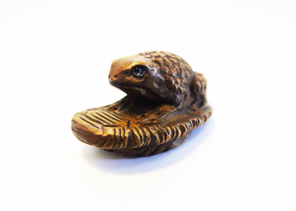 カエル彫物。年代を感じる根付け？腰下げです。 カエル彫物。年代を感じる根付け？腰下げです。