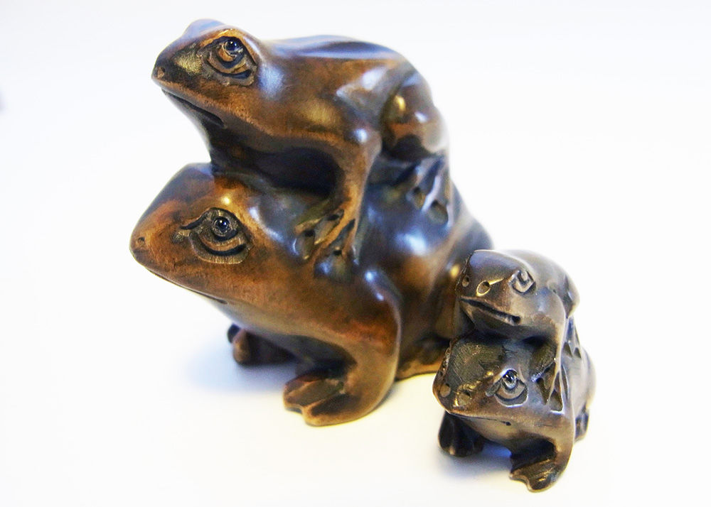 渋い根付け蛙。木彫チャームカエル。お守りにも。 : caeru blog
