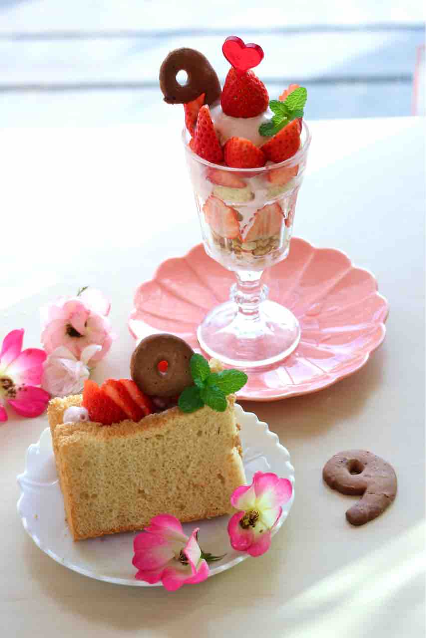 本日のメニュー オムハヤシ いちごクリームのシフォンケーキ いちごアイスのシフォンパフェ Cafe Cherryblossom 本日のメニュー オムハヤシ いちごクリームのシフォンケーキ いちごアイスのシフォンパフェ Cafe Cherryblossom