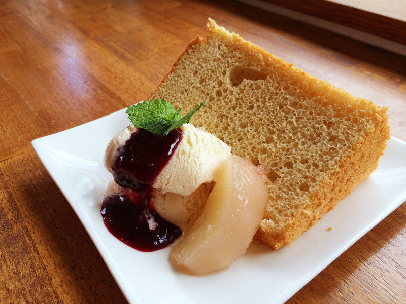 本日のシフォンケーキ 桃のコンポートとアイスクリームのシフォンケーキ Cafe Cherryblossom