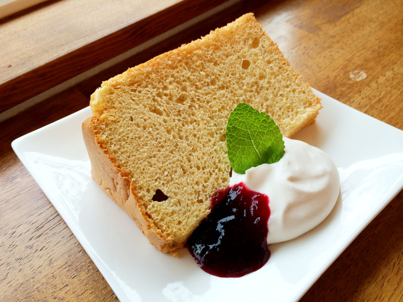 ヨーグルトクリームとブラックベリーソースのシフォンケーキ Cafe Cherryblossom