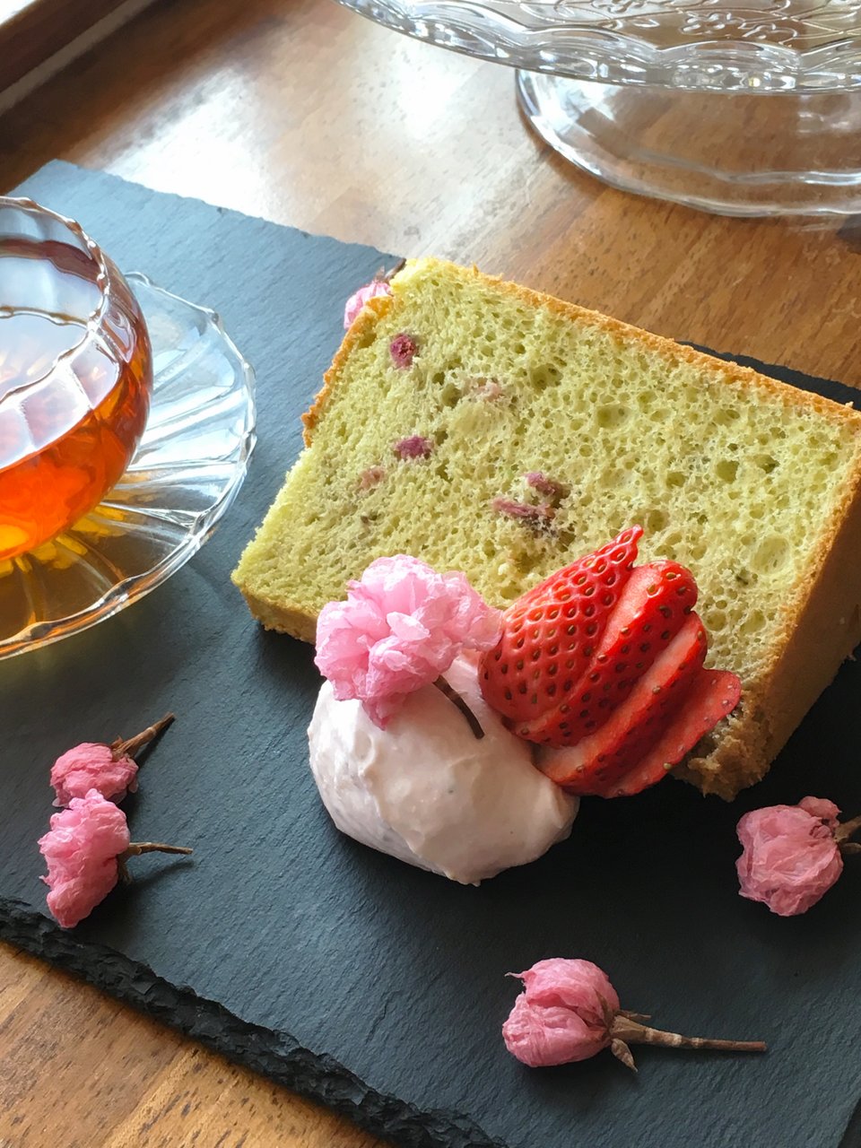 ビビンバ うぐいすきな粉のさくらシフォンケーキ 桜と苺のシフォンパフェ Cafe Cherryblossom ビビンバ うぐいすきな粉のさくらシフォンケーキ 桜と苺のシフォンパフェ Cafe Cherryblossom
