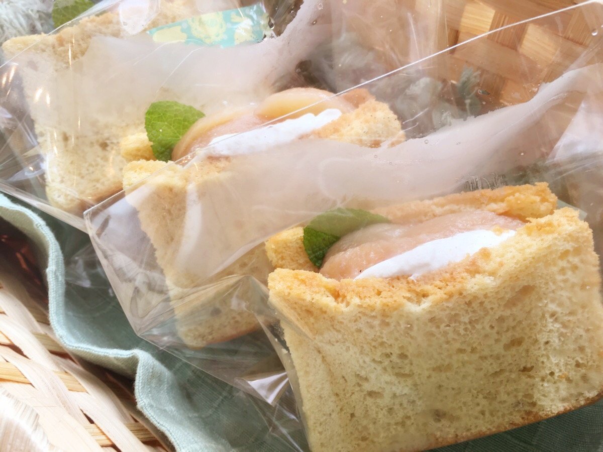 桃のコンポートとヨーグルトクリームのシフォンサンド Cafe Cherryblossom 桃のコンポートとヨーグルトクリームのシフォンサンド Cafe Cherryblossom