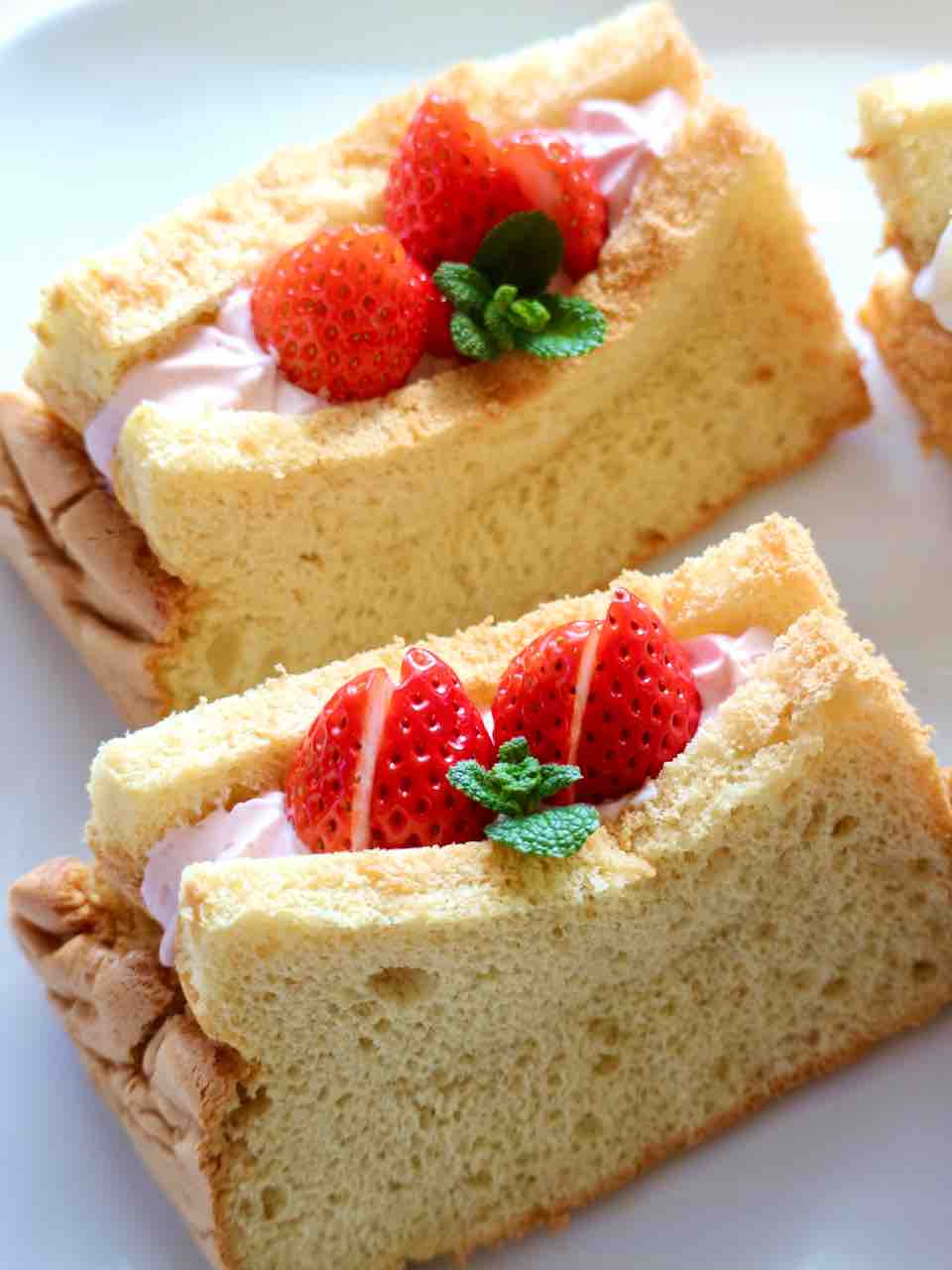 本日のスイーツ いちごクリームのシフォンケーキ Cafe Cherryblossom 本日のスイーツ いちごクリームのシフォンケーキ Cafe Cherryblossom