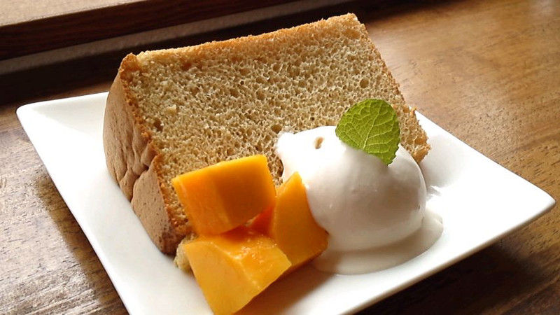 本日のシフォンケーキ マンゴーとヨーグルトアイスクリームのシフォンケーキ Cafe Cherryblossom 本日のシフォンケーキ マンゴーとヨーグルトアイスクリームのシフォンケーキ Cafe Cherryblossom