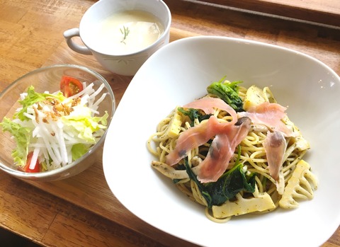 ほうれん草とたけのこと生ハムのジェノベーゼパスタ いちごクリームのシフォンケーキ Cafe Cherryblossom ほうれん草とたけのこと生ハムのジェノベーゼパスタ いちごクリームのシフォンケーキ Cafe Cherryblossom