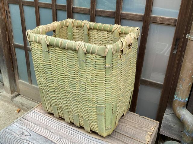 新作】竹製角篭(超頑丈)御用かご(籐巻縁)持ち手 : 藤倉商店三代目の店長日記 新作】竹製角篭(超頑丈)御用かご(籐巻縁)持ち手 : 藤倉商店三代目の店長日記