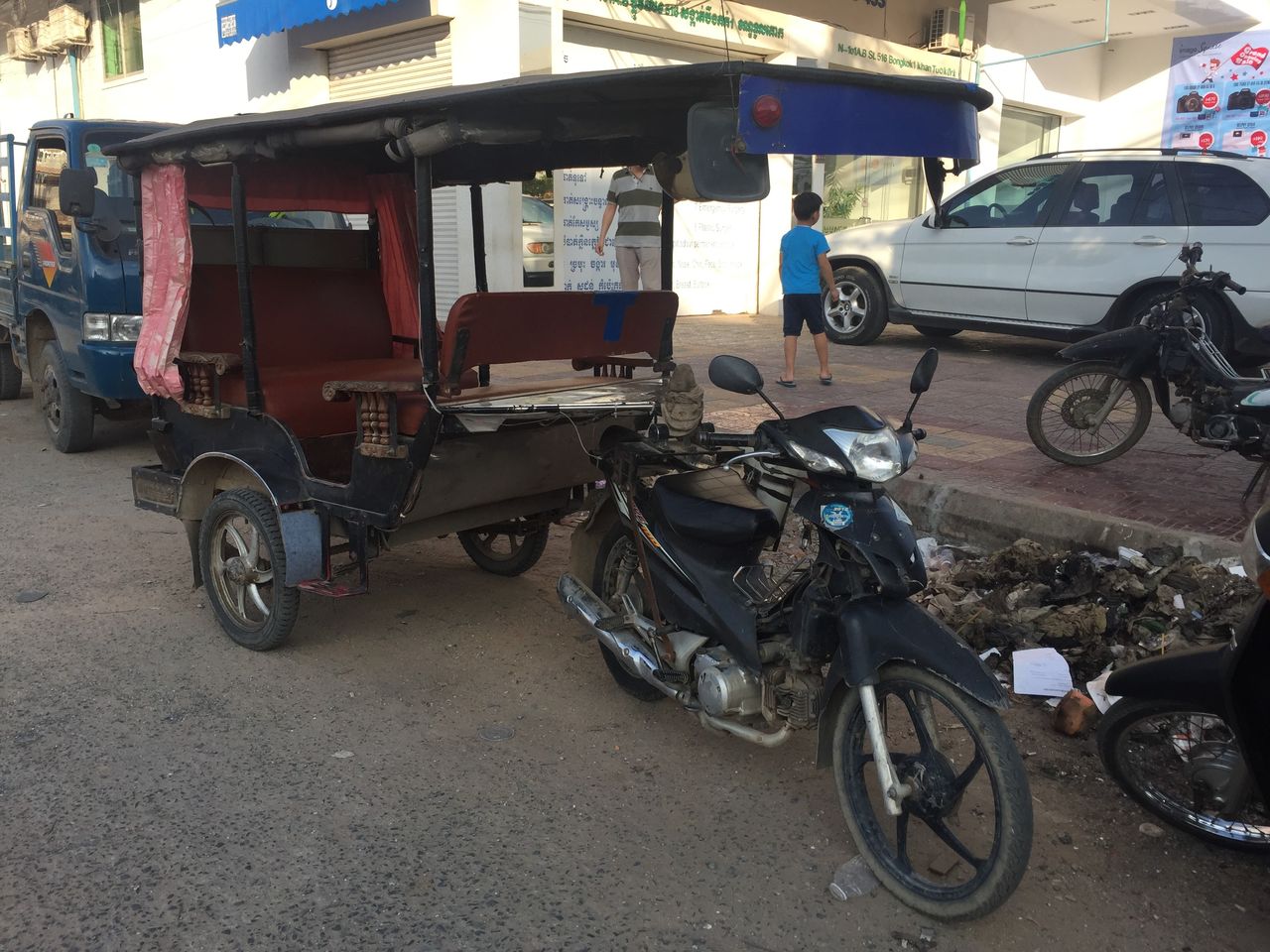 ソーラートゥクトゥクが街を席巻 スオスダイ Khm駐在員のカンボジアブログ