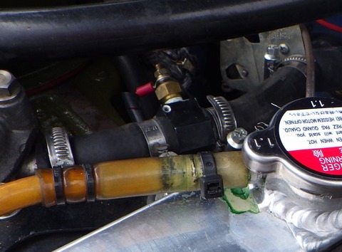 バイパスホースの社外水温センサー