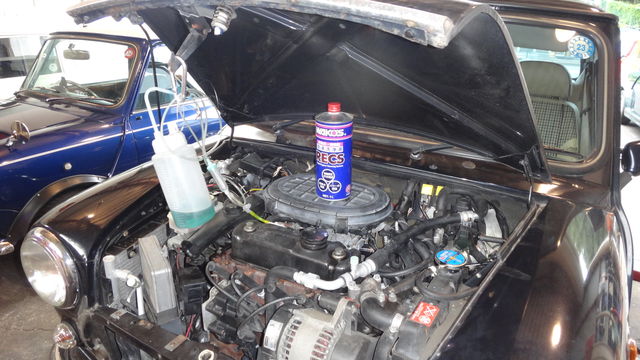 エアコンガスに蛍光剤 雨漏れチェック など スタッフブログ ローバーミニ専門店キャメルオート