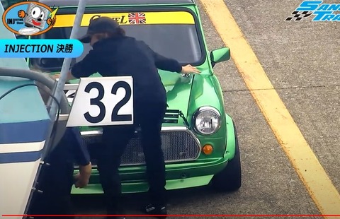 ワークスATピットインでボンネットフック締めてる