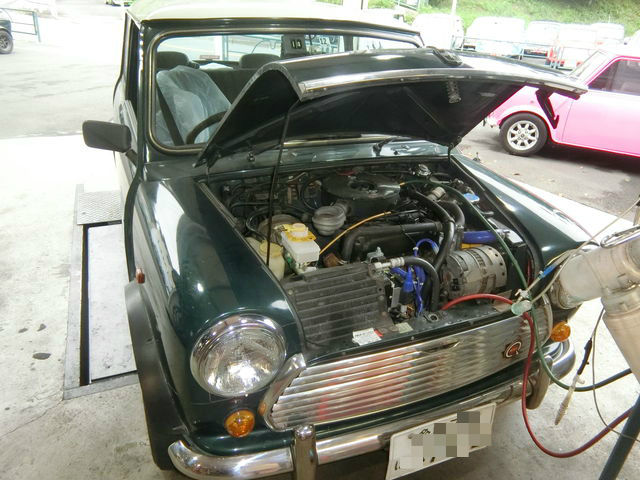 Mcz様 クーラーガスチャージとブレーキペダルのキコキコ音でご来店です スタッフブログ ローバーミニ専門店キャメルオート