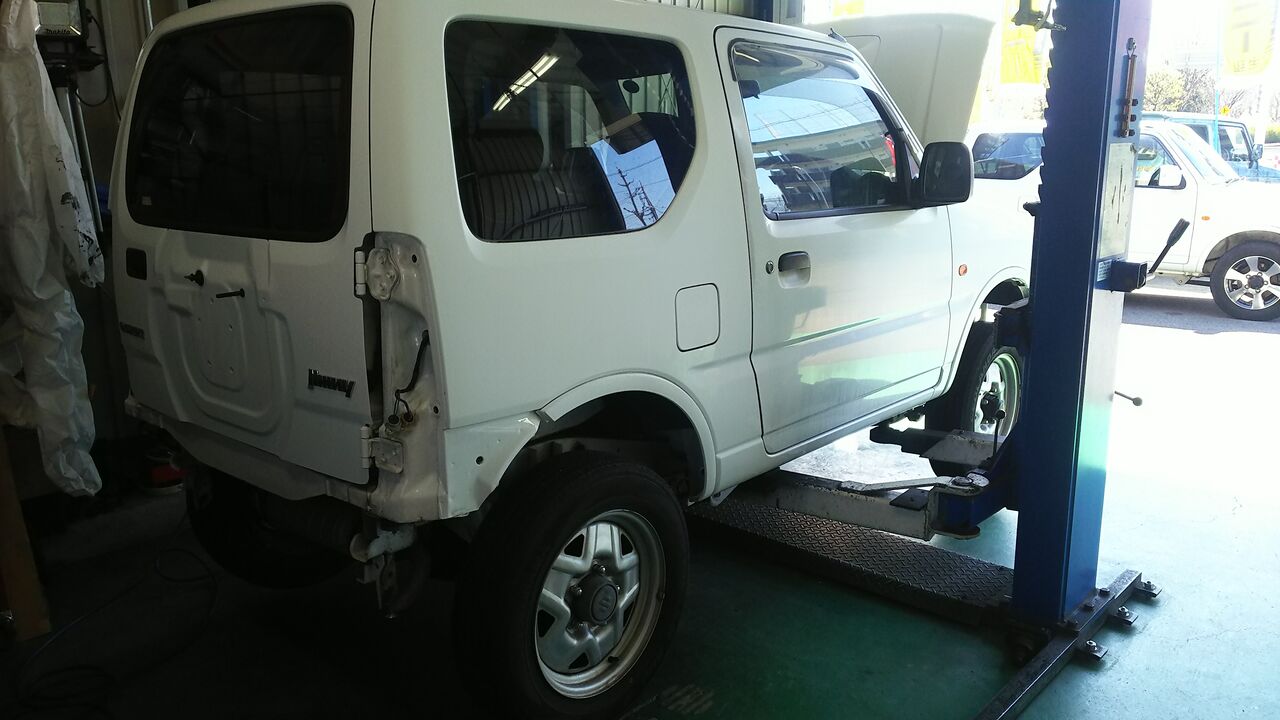 商品車jb23白 仕上げ作業中 ジムニースタジオ 甲府昭和インター店 スタッフブログ 商品車jb23白 仕上げ作業中 ジムニースタジオ 甲府昭和インター店 スタッフブログ