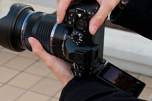 そろそろsony機にもバリアングルなり縦チルト液晶なり着けて欲しいよな カメ速