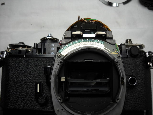 Nikon FE2 稼働品ですがレンズ脱着ボタンが食い込んでいます。 カメラ修理