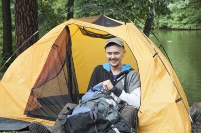 テント＆白人男性