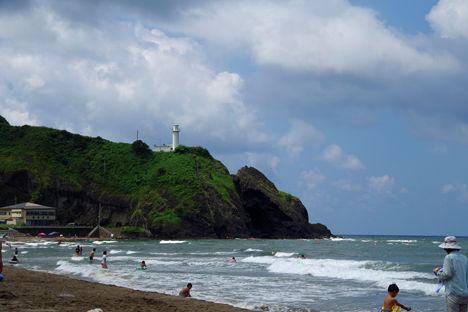 新潟に来たのですから日本海で泳がないとと、灯台の見える海水浴場に！