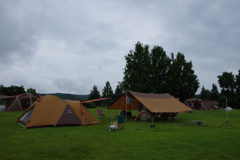 新潟キャンプ2日目は雨。タープを雨仕様にし、三条市観光へ。