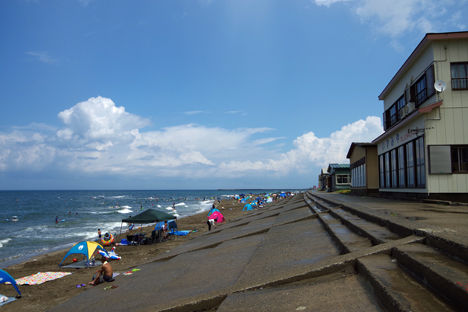 新潟に来たのですから、日本海で泳がないと2