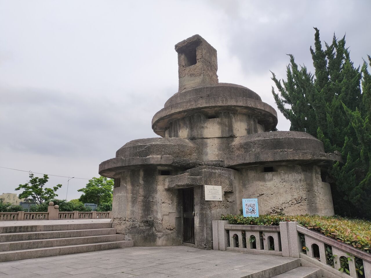【希少品】上海の建物たちの記憶　　上海市旅行局編　大判３２５ページ　日本語 七号トーチカ・碉堡遗址」闵行文化公園にひっそりと残る日中攻防の