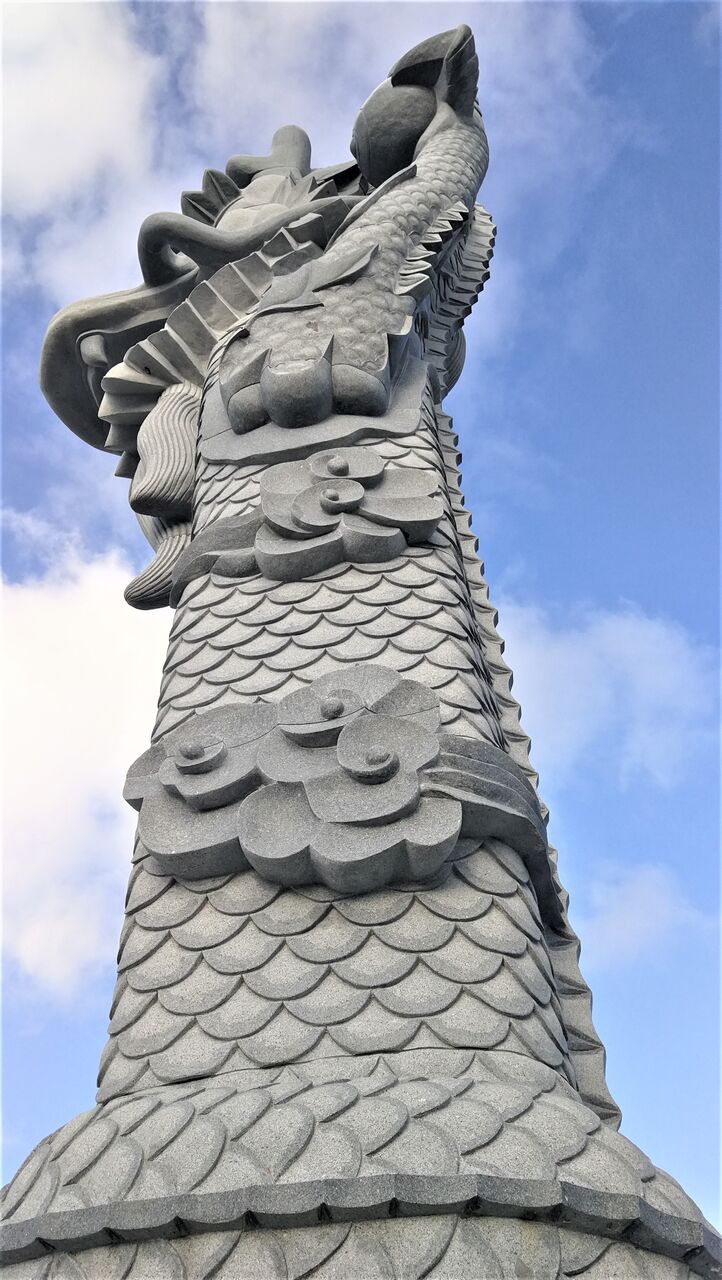 那覇龍柱」イデオロギー論争を刺激する巨大な石像は北京を向く