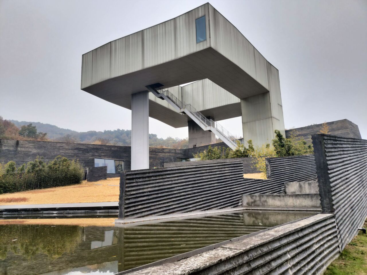 南京「四方当代美術館」S・ホール ネッカーの立方体をイメージ