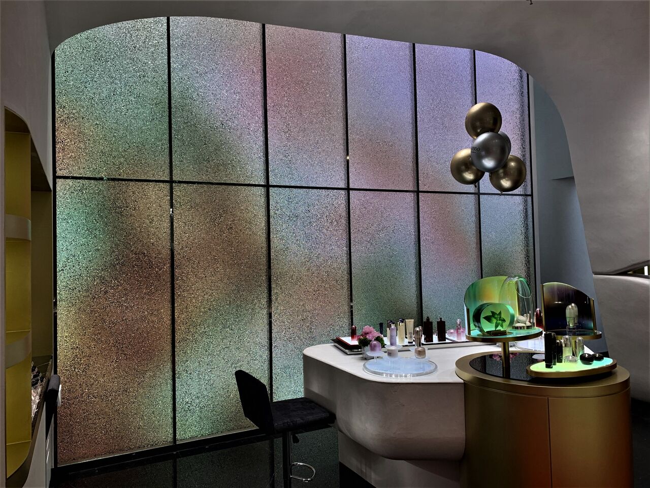 B-glass26「資生堂SHOP LX」 LEDとの組み合わせで不思議空間を演出