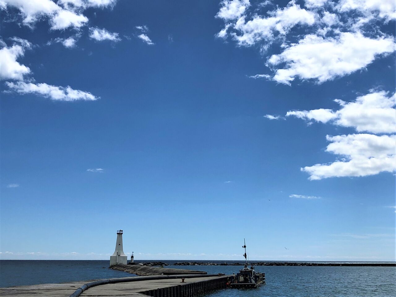 オンタリオ湖のノースショアへ週末ドライブ Cobourg Beach カナダ生活 お酒と共に モザイク文化の魅力 オンタリオ湖のノースショアへ週末ドライブ Cobourg Beach カナダ生活 お酒と共に モザイク文化の魅力