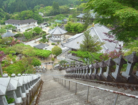 正観寺・天照殿から境内