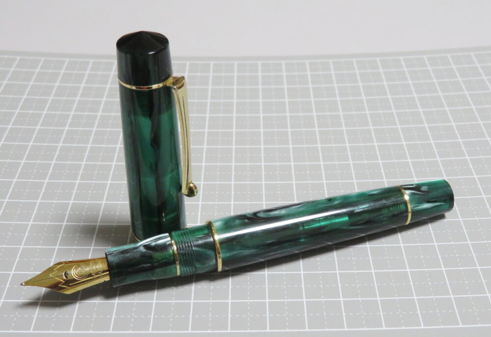 某L社のアレっぽいけれど・・・～M800・緑［ムーンマン
