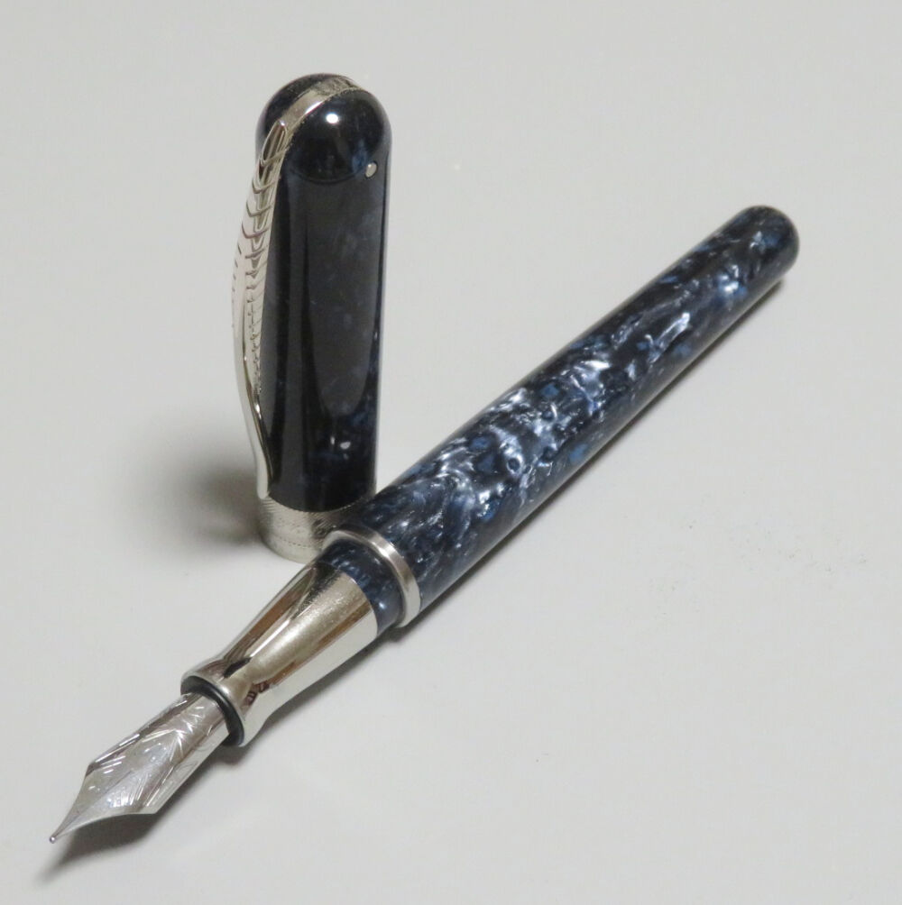 青とも黒とも見える深い色合い。もはや名前も格好良いイタ万ブランド