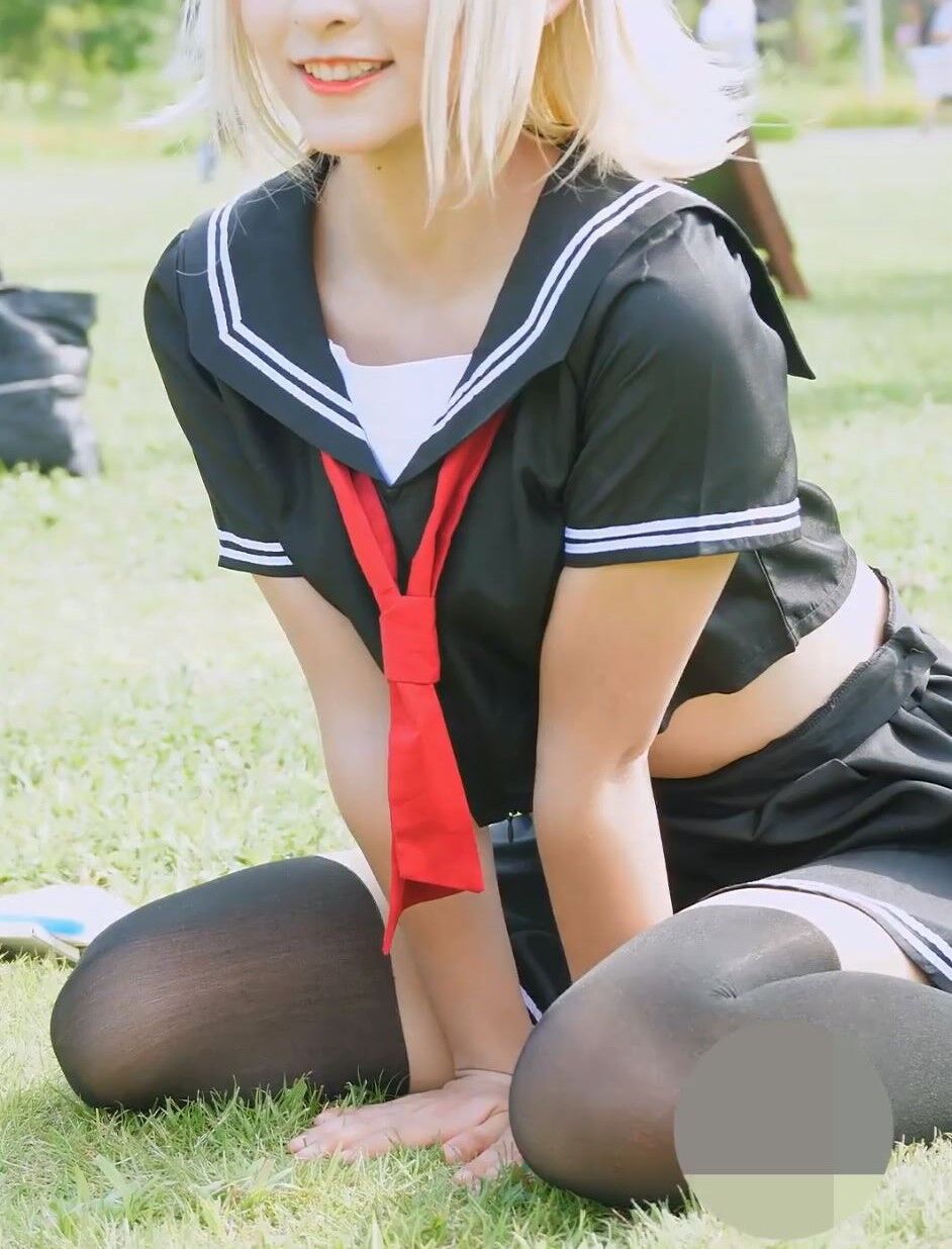 コミケでコスプレイヤーちゃんたちがエロエロ撮影されとるｗｗｗ 世間陰茎気質