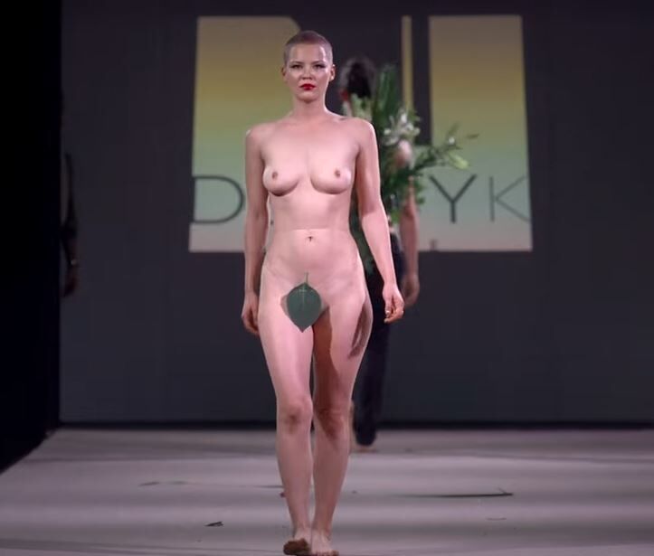 全裸　女性　ファッションショー 