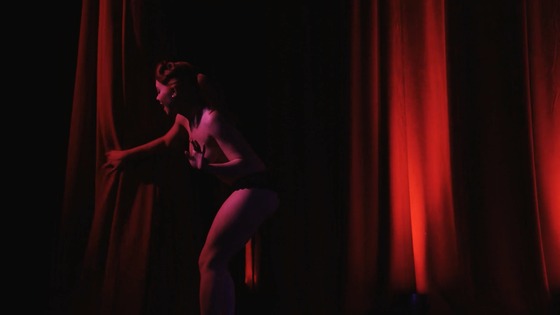 【バーレスク】 60sな衣装で踊るダンサー、最後は下着まで脱いで…