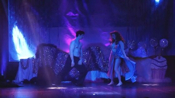 子供は見ちゃダメ　大人向けダンスショー　男女ペアのダンサーが衣装を脱ぎ始め…