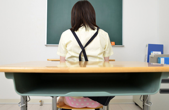 【画像】椅子でスカートがめくれ上がってパンツ丸見え ドジっ子 ”あいか莉乃”ちゃん