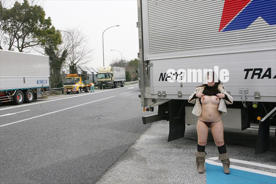 【田中映像製作所】ぽっちゃりパイパン美巨乳M女の露出41　電車内・駅・高速道路バス停など大胆露出