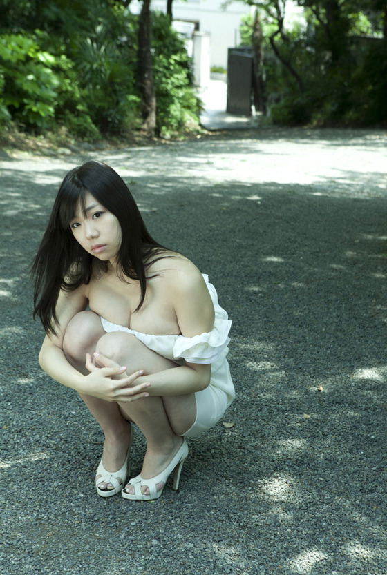 巨乳グラドル”鈴木ふみ奈”ちゃんのムチムチ グラビア画像　②