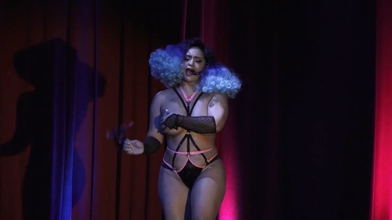グラマラスなシンガーが、突然ステージでドレスを脱ぎだしオッパイ揺らして大熱唱！