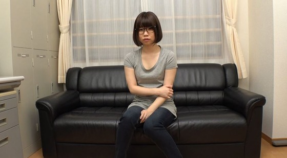 ハンバーガー屋でバイトに励むブサカワのカメラ女子学生 松浦さん