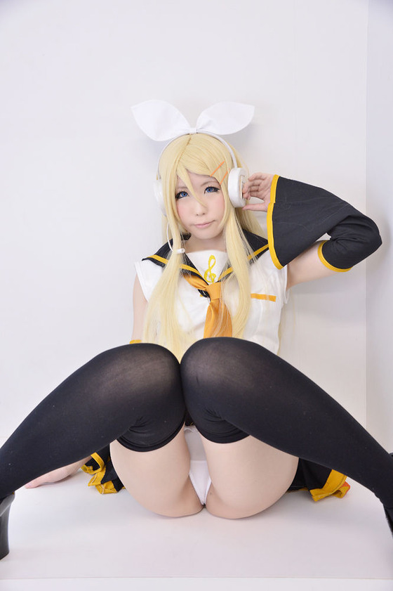 SHT”はるか”ちゃんの「鏡音リン」パンチラコスプレ　お尻多め！