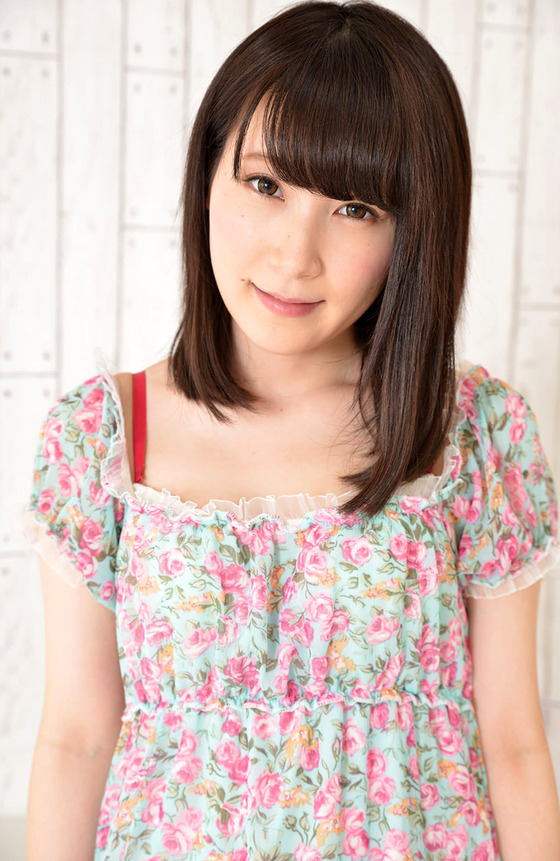 【 画像 】” あいか莉乃 ”ちゃん、花がらのワンピースからのぞく生足