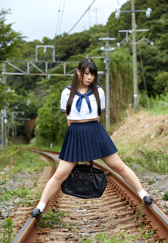 ムチムチボディーの”東條詩織”ちゃん グラビア画像