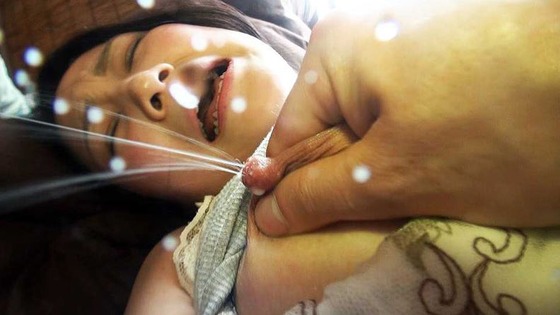 家族に内緒で恥ずかし行為を世間に晒す 見世物母乳ママ