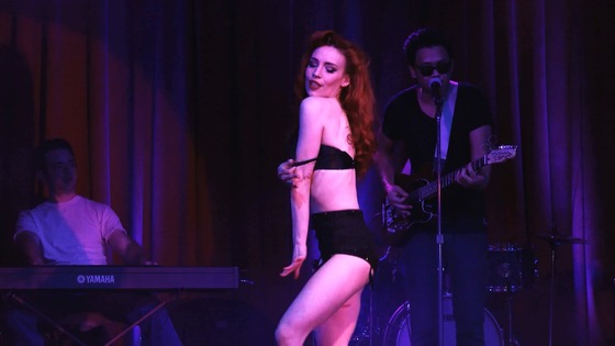 生バンドで踊る美魔女ダンサーがステージで脱ぐ！！