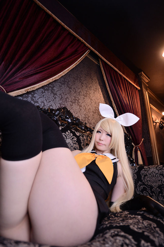 SHT”はるか”ちゃんの「鏡音リン」パンチラコスプレ　お尻多め！