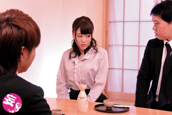 義理の父親の為に会社社長に身をささげる娘 浜崎真緒