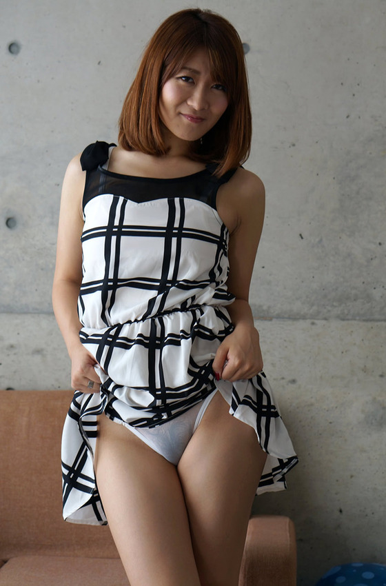 【汚腋ファン必見】自信満々に臭そうな黒腋を見せつけてくる巨乳美女”末木ゆりは”